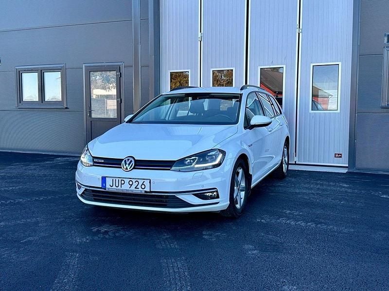 Vit Begagnad 2018 VW Golf VII Kombi | 128 000 kr (Marknadspris) - Bild 1/4