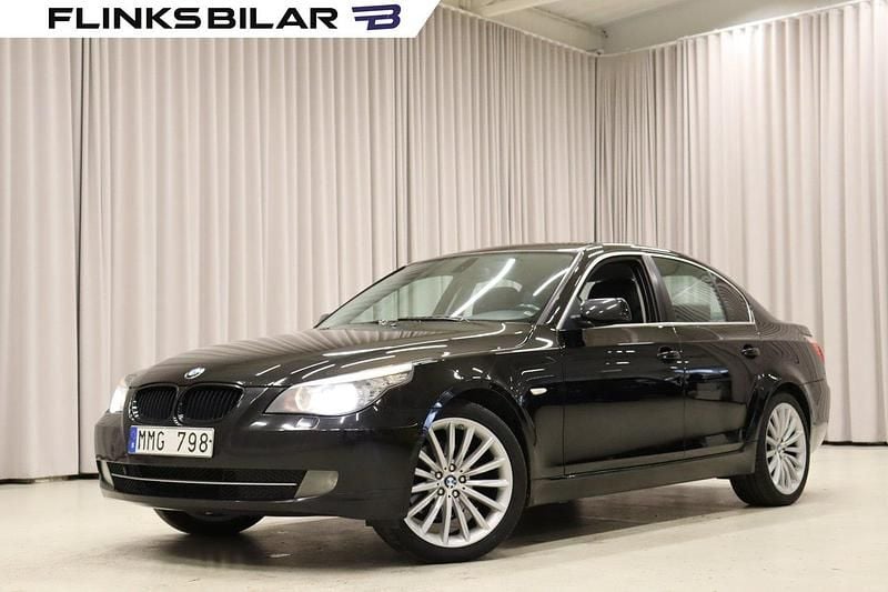 Svart Begagnad 2008 BMW 523 Comfort Edition Sedan | 69 800 kr (Marknadspris) - Bild 1/4