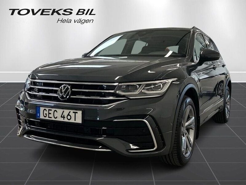 Mörkgrå Begagnad 2023 VW Tiguan R-line SUV | 414 800 kr (Marknadspris) - Bild 1/2