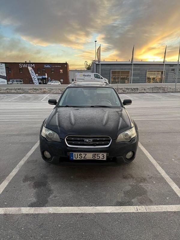 En enkel clean svart. Begagnad 2004 Subaru Outback Kombi | 13 000 kr (Superpris) - Bild 1/4