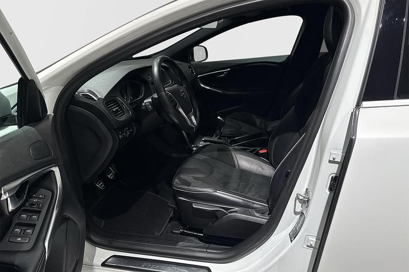Begagnad Volvo V40 Business Edition 121 HK (88 kW) 2018 Vit Halvkombi