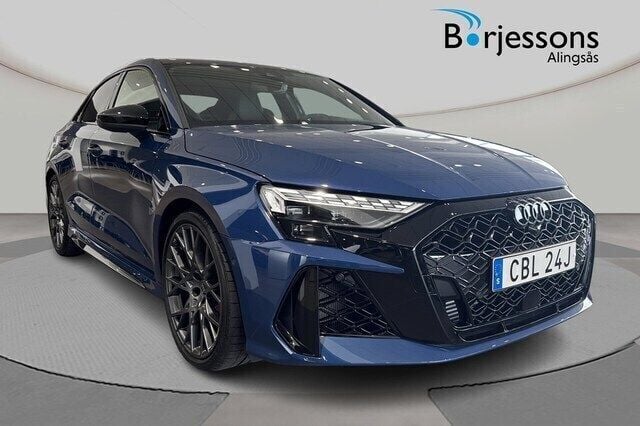 Ascariblå metallic Ny 2025 Audi RS3 Sport Halvkombi | 799 900 kr (Superpris) - Bild 1/4