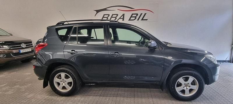 Mörkgrå (grå) Begagnad 2006 Toyota RAV4 SUV | 59 900 kr (Marknadspris) - Bild 1/4