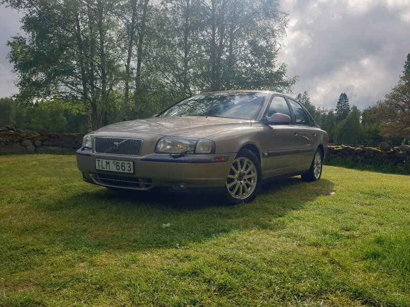 Brun Begagnad 2002 Volvo S80 Sedan | 35 000 kr (Lite dyr) - Bild 1/4