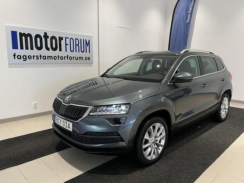 Grå Begagnad 2019 Skoda Karoq SUV | 179 000 kr (Marknadspris) - Bild 1/4