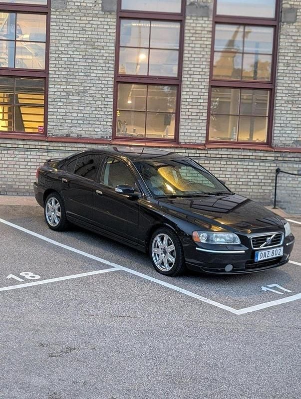 Svart Begagnad 2009 Volvo S60 Sedan | 31 000 kr (Bra pris) - Bild 1/4