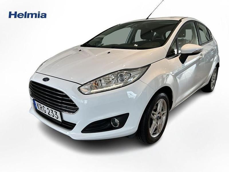 Vit Begagnad 2015 Ford Fiesta Titanium Halvkombi | 74 500 kr (Marknadspris) - Bild 1/4
