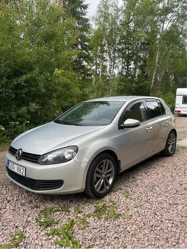 Grå Begagnad 2010 VW Golf VI Halvkombi | 45 000 kr (Marknadspris) - Bild 1/4