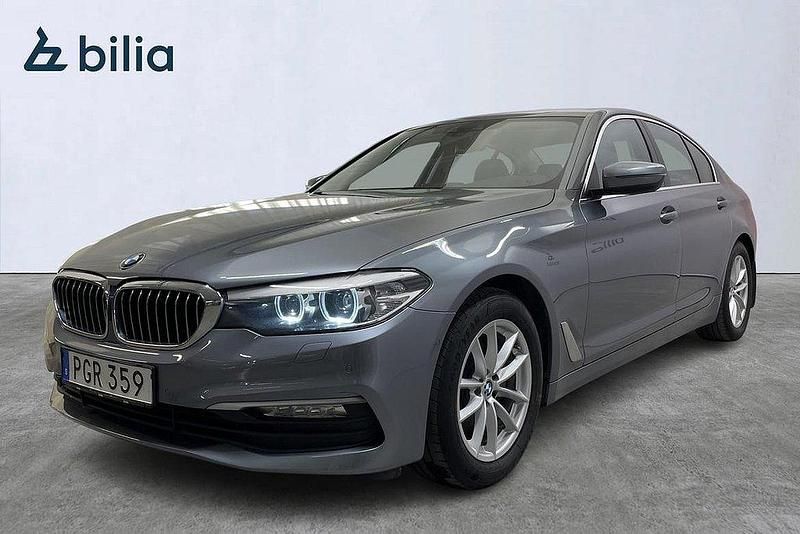 Blå Begagnad 2017 BMW 520 Sedan | 189 900 kr (Superpris) - Bild 1/4