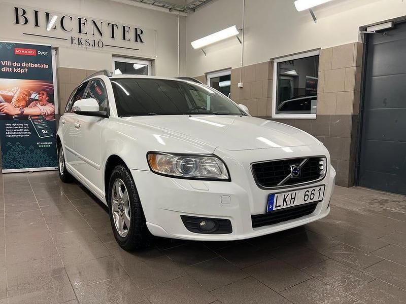 Begagnad Volvo V50 Momentum 109 HK (80 kW) 2010 Vit Kombi