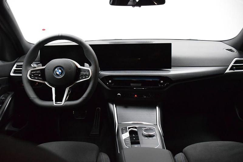 Ny BMW 330 M Sport 292 HK (214 kW) 2025 Skyscraper grey metallic Sedan