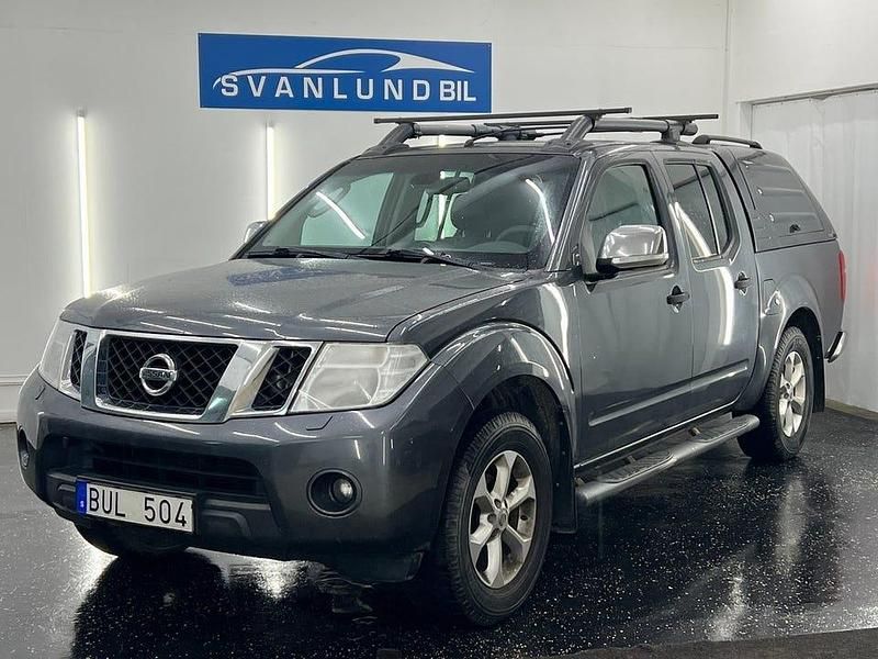 Grå Begagnad 2011 Nissan Navara Pickup | 109 800 kr (Marknadspris) - Bild 1/4