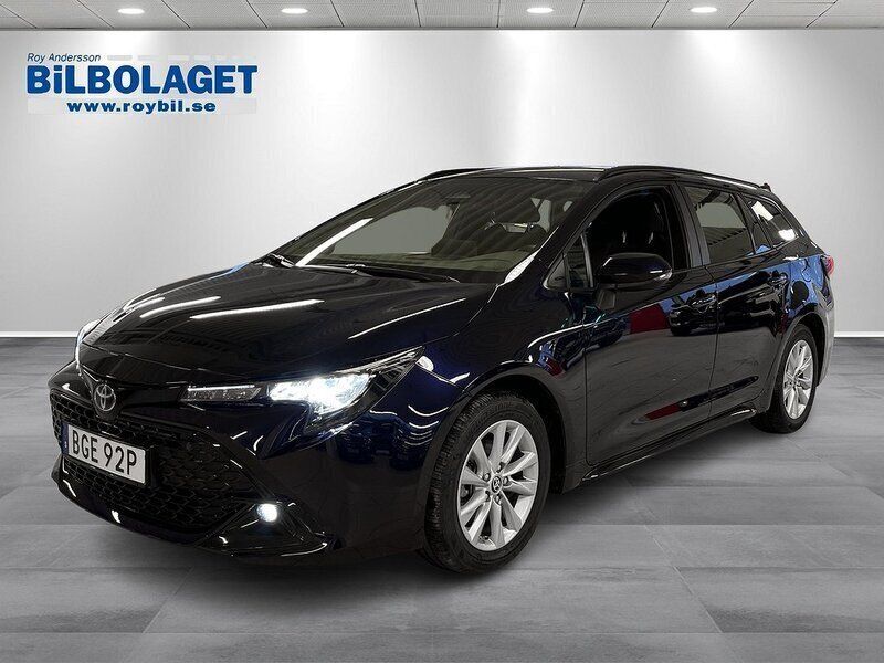 Mörkblå Begagnad 2023 Toyota Corolla Active Kombi | 299 000 kr (Marknadspris) - Bild 1/4