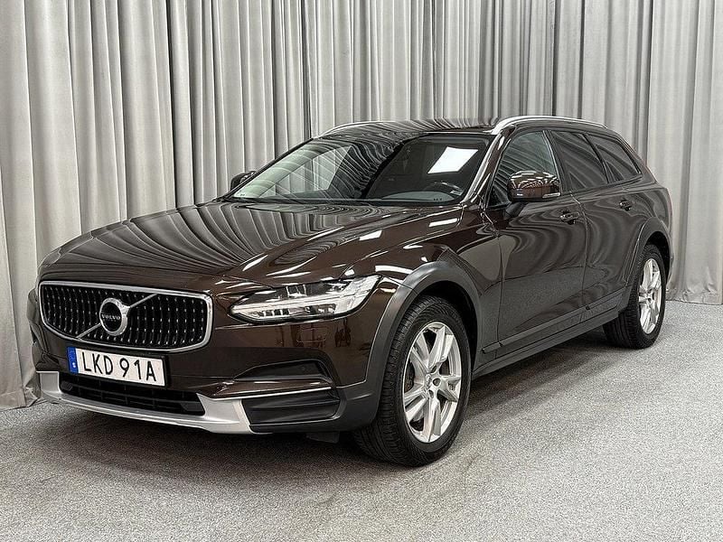 Mörkbrun (maple brown metallic) Begagnad 2019 Volvo V90 CC Momentum Kombi | 249 900 kr (Superpris) - Bild 1/4