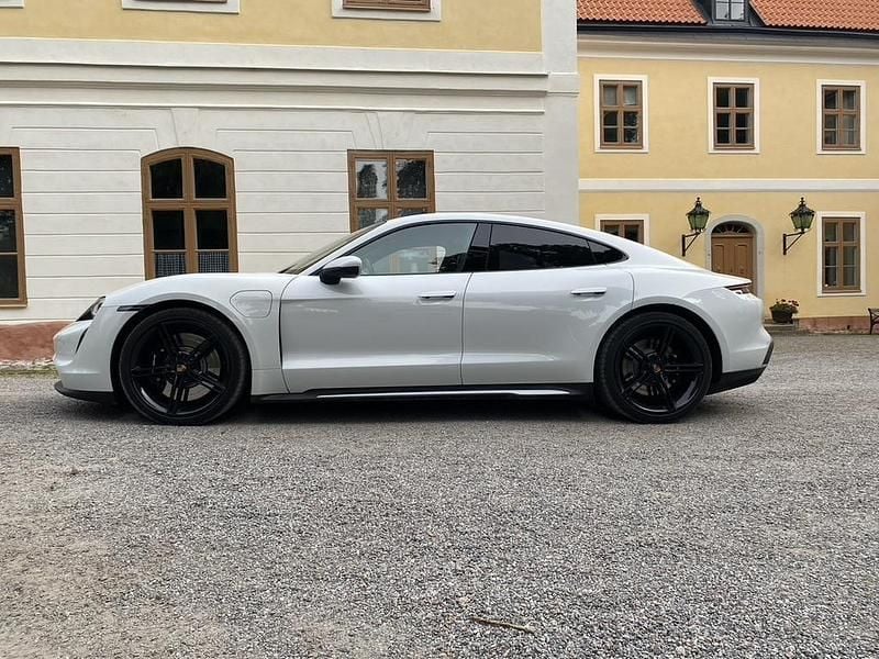 Vit Begagnad 2021 Porsche Taycan 4S Sedan | 699 000 kr - Bild 1/4