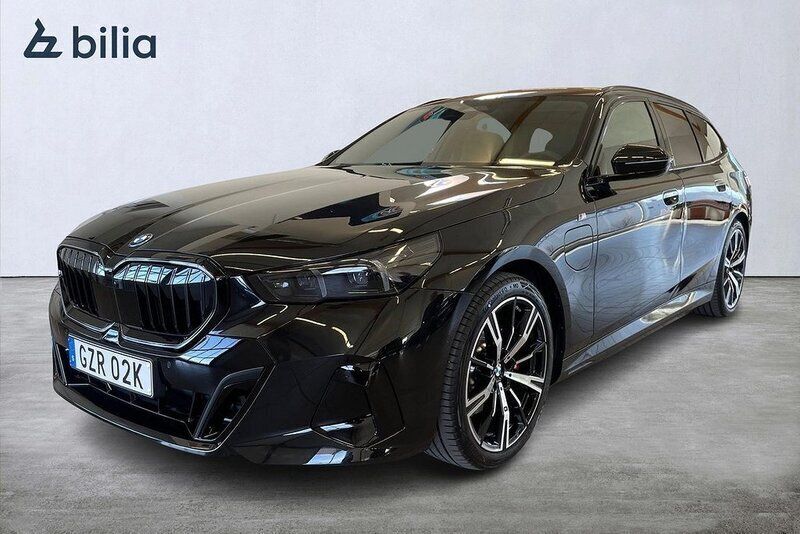 Svart Begagnad 2025 BMW 530e M Sport Kombi | 749 000 kr (Marknadspris) - Bild 1/3