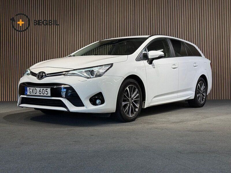 Vit Begagnad 2015 Toyota Avensis Active Kombi | 158 900 kr (Marknadspris) - Bild 1/4