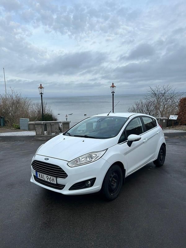 Begagnad 2015 Ford Fiesta Halvkombi | 69 000 kr (Bra pris) - Bild 1/4