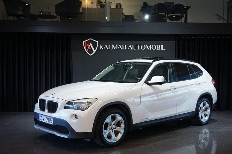 Vit Begagnad 2010 BMW X1 SUV | 79 900 kr (Marknadspris) - Bild 1/4