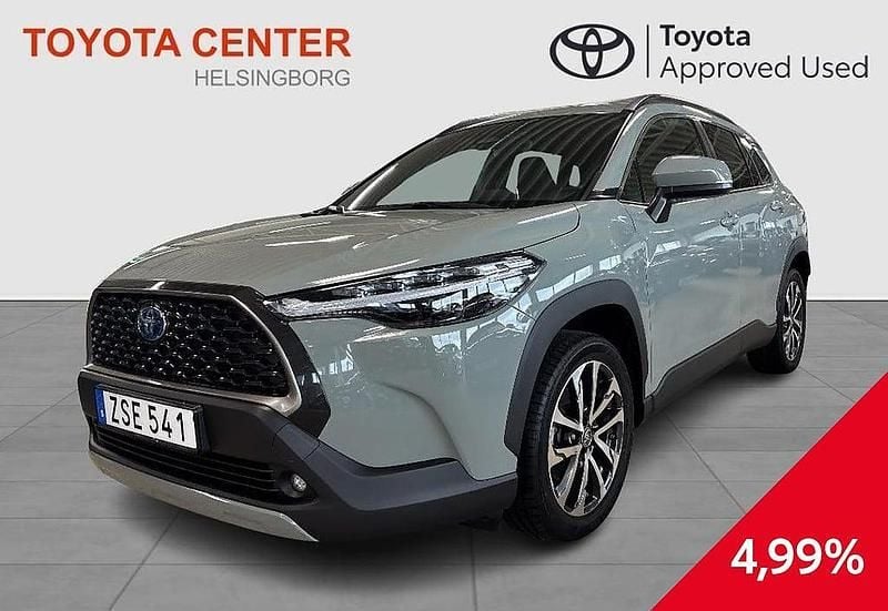 Grön Begagnad 2023 Toyota Corolla Cross Style SUV | 359 900 kr (Marknadspris) - Bild 1/4