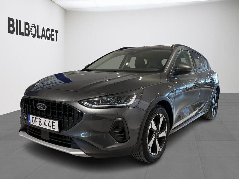Grå Begagnad 2023 Ford Focus Active Halvkombi | 209 800 kr (Marknadspris) - Bild 1/4