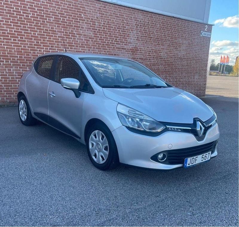 Silver Begagnad 2014 Renault Clio IV Halvkombi | 57 900 kr (Marknadspris) - Bild 1/4