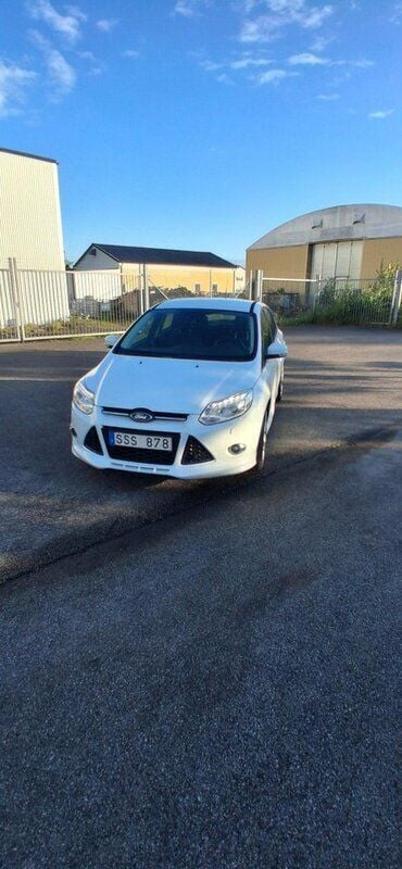 Vit Begagnad 2013 Ford Focus Halvkombi | 52 000 kr (Marknadspris) - Bild 1/4