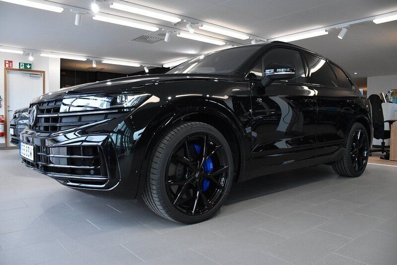 Svart (grenadilla black metallic) Ny 2025 VW Touareg Black Edition SUV | 1 192 500 kr (Dyr) - Bild 1/3