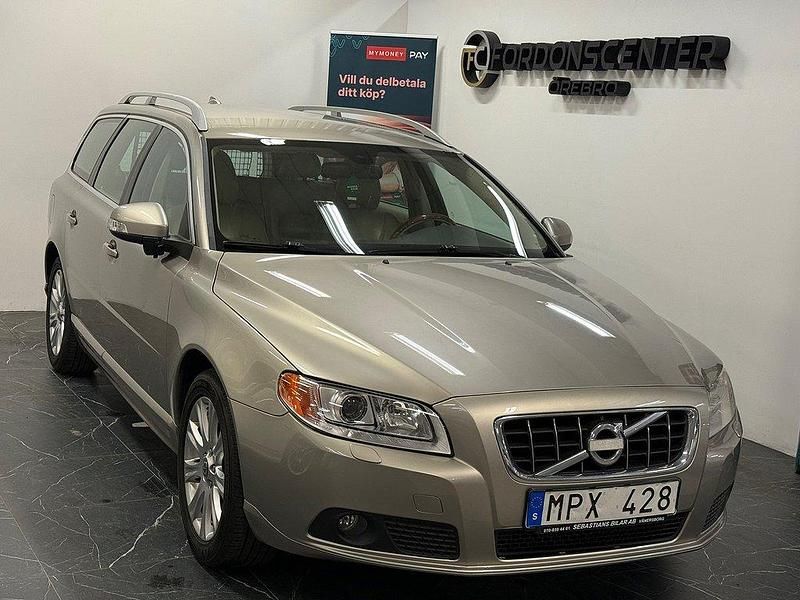 Ljusbrun Begagnad 2010 Volvo V70 Summum Kombi | 64 900 kr (Marknadspris) - Bild 1/4