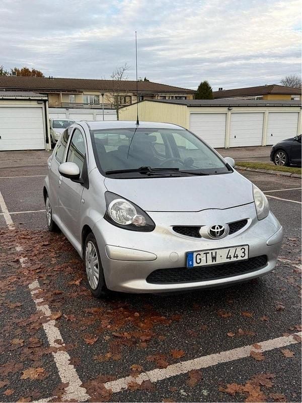 Silver Begagnad 2008 Toyota Aygo Halvkombi | 18 500 kr (Bra pris) - Bild 1/4