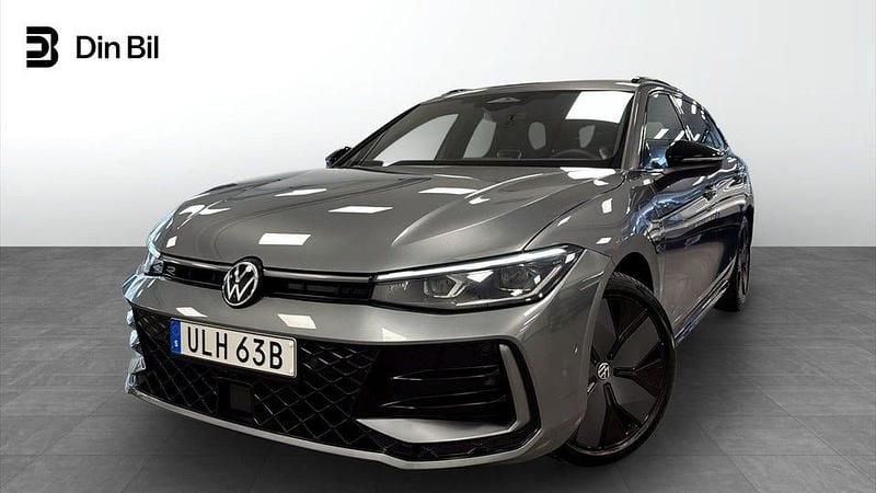 Mörkgrå Begagnad 2024 VW Passat R-line Kombi | 469 900 kr - Bild 1/4