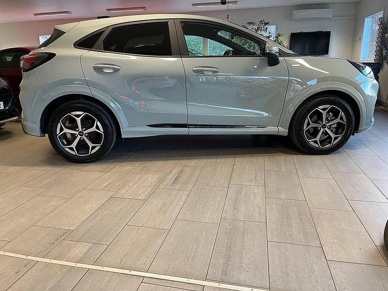 Grå Begagnad 2024 Ford Puma ST-Line SUV | 260 000 kr (Superpris) - Bild 1/4