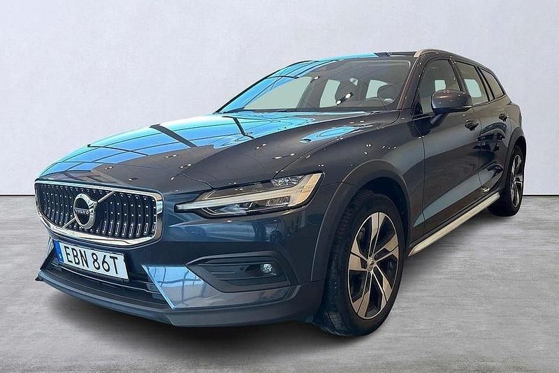 Mörkblå Begagnad 2022 Volvo V60 CC Kombi | 345 000 kr (Marknadspris) - Bild 1/4