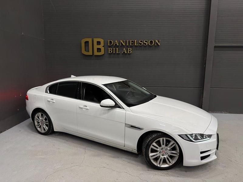 Vit Begagnad 2016 Jaguar XE Sedan | 119 800 kr (Bra pris) - Bild 1/4
