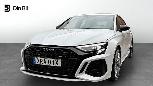 Glaciärvit metallic Begagnad 2022 Audi RS3 Sportback Premium Halvkombi | 539 000 kr (Marknadspris) - Bild 1/4