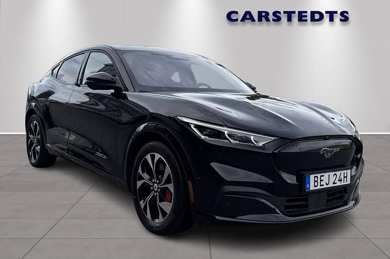 Svart Begagnad 2021 Ford Mustang Mach-E SUV | 419 800 kr (Lite dyr) - Bild 1/4