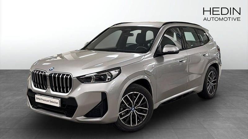 Grå Begagnad 2025 BMW X1 M Sport SUV | 538 700 kr (Lite dyr) - Bild 1/4