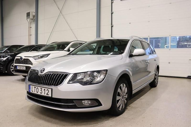 Silver Begagnad 2015 Skoda Superb Ambition Kombi | 129 900 kr (Marknadspris) - Bild 1/4