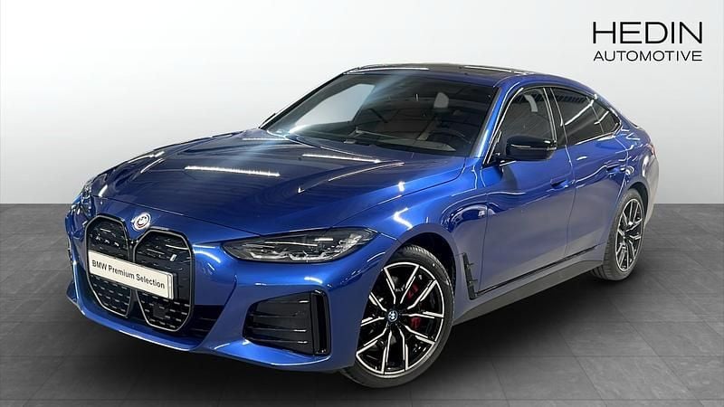 Blå Begagnad 2023 BMW i4 M Sport Sedan | 487 700 kr (Marknadspris) - Bild 1/4