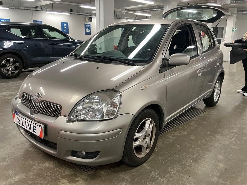 Silver Begagnad 2004 Toyota Yaris Halvkombi | 59 900 kr (Dyr) - Bild 1/4