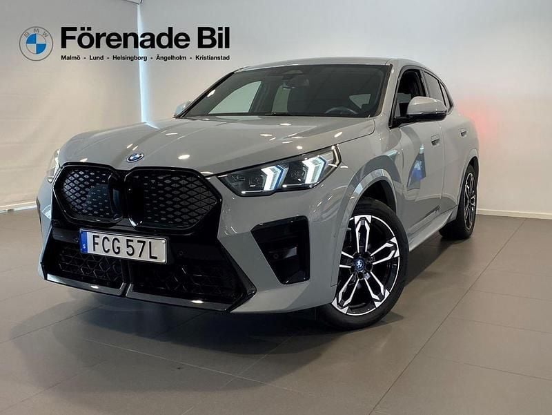 Grå Begagnad 2024 BMW iX2 M Sport SUV | 529 000 kr (Bra pris) - Bild 1/4