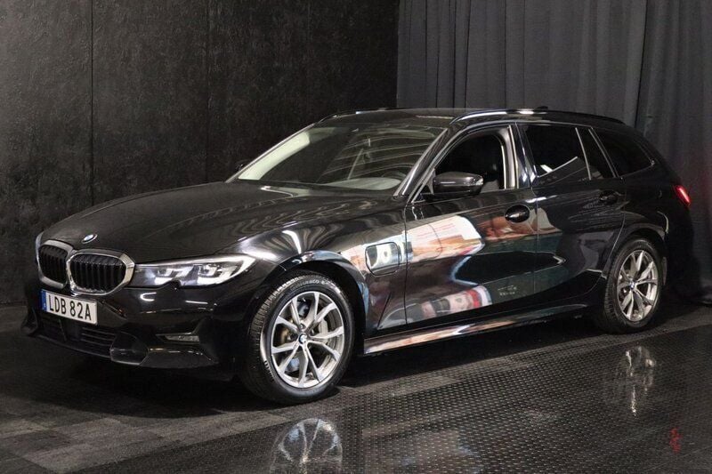 Svart Begagnad 2020 BMW 330e Sport Line Kombi | 259 500 kr (Marknadspris) - Bild 1/4
