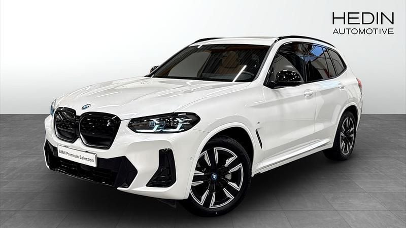 Vit (white) Begagnad 2024 BMW iX3 M Sport SUV | 588 700 kr (Bra pris) - Bild 1/4