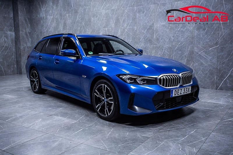 Blå Begagnad 2022 BMW 330e M Sport Kombi | 388 800 kr (Lite dyr) - Bild 1/4