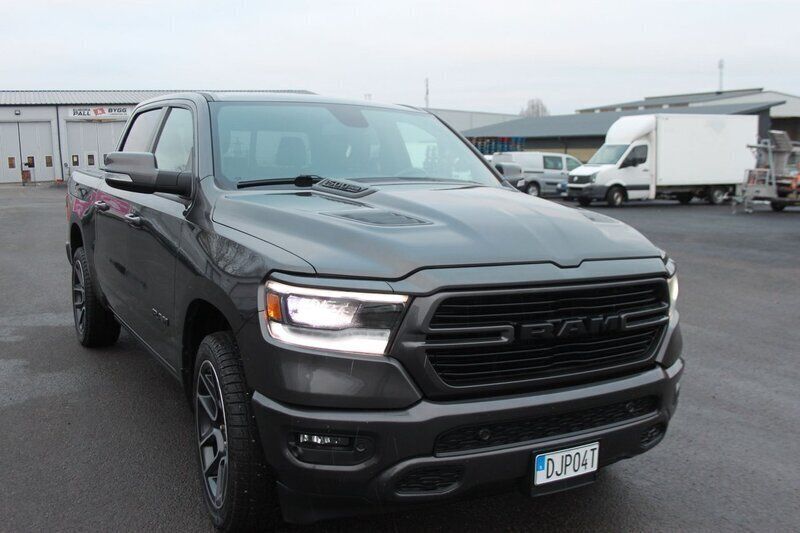 Mörkgrå (grå) Begagnad 2019 RAM 1500 Pickup | 597 500 kr (Bra pris) - Bild 1/4