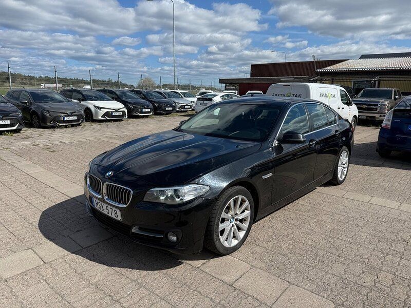 Svart Begagnad 2015 BMW 520 M Sport Sedan | 214 900 kr (Dyr) - Bild 1/4