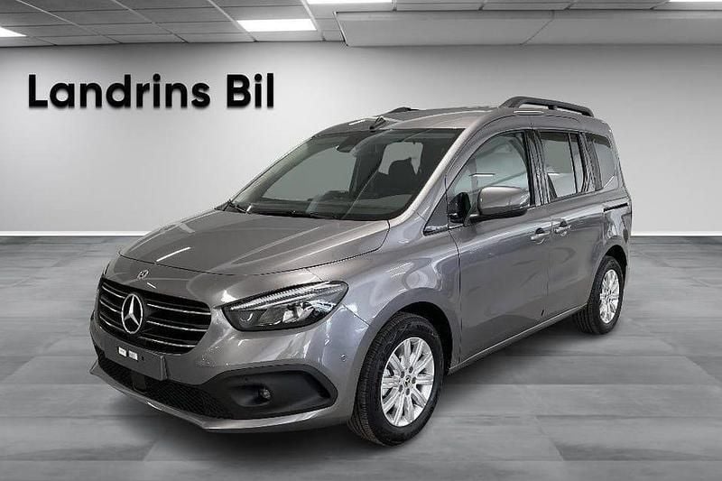 Grå Begagnad 2024 Mercedes 180 Premium Sedan | 381 120 kr (Lite dyr) - Bild 1/4