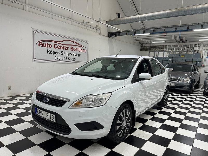 Vit Begagnad 2010 Ford Focus Trend Halvkombi | 39 900 kr (Lite dyr) - Bild 1/4