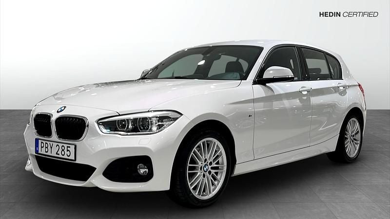 Vit (white) Begagnad 2019 BMW 120 M Sport Halvkombi | 214 900 kr (Bra pris) - Bild 1/4