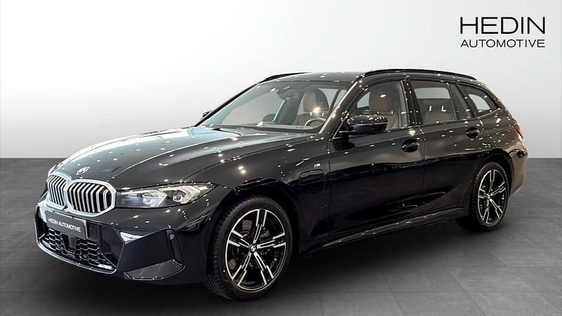 Svart (black) Begagnad 2025 BMW 330e M Sport Kombi | 579 700 kr (Lite dyr) - Bild 1/4